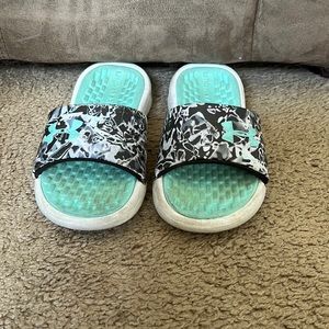 Size 1y Under Armour slides